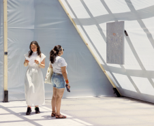 Vista da exposição Céu-Eclipse - Pintura de Laís Amaral