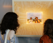 Vista da exposição Céu-Eclipse - Fotografia de Christian Braga retratando Ailton Krenak e Davi Kopenawa