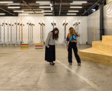 Vista da exposição Céu-Eclipse - Instalação Flora Leite