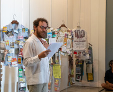 Artista Elilson na abertura da exposição Vitrine Panfletária.