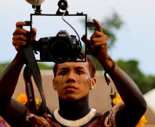 "A câmera é a Flecha", 2022. 10'42". Coletivo Kuikuro de Cinema.