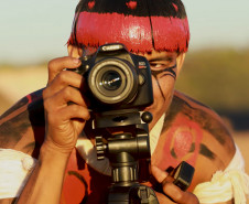 "A câmera é a Flecha", 2022. 10'42". Coletivo Kuikuro de Cinema.