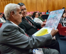 O diretor do Museu Paranaense, Renato Carneiro Jr., com o bisneto de um dos fundadores do museu, José Cândido Muricy Neto, na entrega do certificado MoWBrasil 2017. 