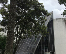 Anexo do Museu Paranaense visto da Rua Ermelino de Leão tem forma de pirâmide de vidro. A estrutura, que apresentava rachaduras e perigo estrutural, será reformada. 