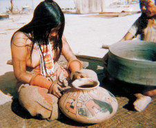 A cerâmica karajá sempre foi conhecida pela riqueza estilística e por representar aspectos míticos e do cotidiano das aldeias. Aldeia Santa Isabel do Morro, Ilha do Bananal, Tocantins, 1954.

