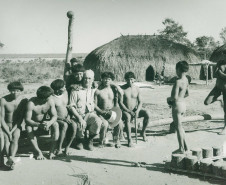 Vladimir Kozák na aldeia Kuikuro Lahatua. Alto Xingu, Mato Grosso, 1952.