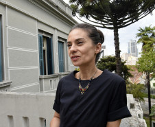 A arquiteta e cenógrafa Gabriela Ribeiro Bettega, a Biba, é a nova diretora do Museu Paranaense.