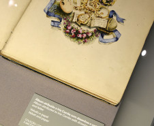 Detalhe do álbum de veludo azul, com desenhos em técnica mista de Iria Corrêa presente na mostra. 