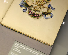 Detalhe do álbum de veludo azul, com desenhos em técnica mista de Iria Corrêa presente na mostra. 