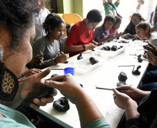 A equipe da Arqueologia promoveu uma oficina de modelagem em argila com os indígenas, relembrando as esculturas tradicionalmente feitas pelos Xetá com ceras de abelhas.