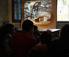 Os Xetá assistiram a vídeos documentais feitos por Vladimir Kozák e que integram o acervo do museu. 