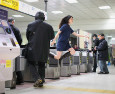 Foto do projeto "Today’s Levitation" de Natsumi Hayashi. Série de fotos onde eram captadas imagens de Hayashi saltando em vários locais, dando a impressão de estar flutuando no ar.