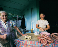 Senhoras Avelina e Lídia Marszal, filha e neta de imigrantes poloneses, Rio do Banho, Cruz Machado, PR, 1986.
