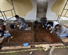 Equipe do Departamento de Arqueologia do Museu Paranaense vem desenvolvendo pesquisas arqueológicas no entorno do Palácio Belvedere. 