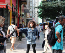 A artista Rosa Luz que fará performance no Museu Paranaense nesta quarta-feira, 20/11, às 21h.