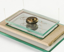Obra de Paulo Vivacqua de 2011 feita em vidro, feltro, espelho, cobre, auto-falante e agulhas. Dimensões 16 x 23 x 9 cm.
