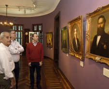 Museu Paranaense recebe visita de familiares de seus fundadores