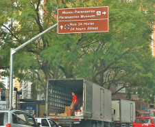 Placa instalada na Rua Cândido Lopes, no centro de Curitiba.