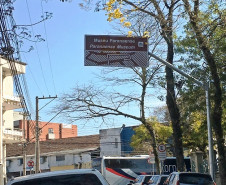 Placa instalada na Rua Desembargador Ermelino de Leão.