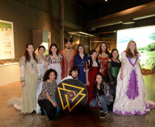 Equipe caracterizada para realizar a visita mediada especial no 139º aniversário do Museu Paranaense.