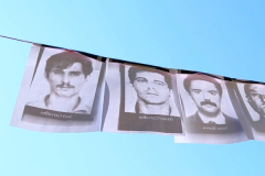 Folhas (da exposição) com fotos de desaparecidos na ditadura civil-militar brasileira 