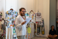 Artista Elilson na abertura da exposição Vitrine Panfletária.