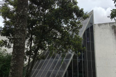 Anexo do Museu Paranaense visto da Rua Ermelino de Leão tem forma de pirâmide de vidro. A estrutura, que apresentava rachaduras e perigo estrutural, será reformada. 