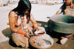 A cerâmica karajá sempre foi conhecida pela riqueza estilística e por representar aspectos míticos e do cotidiano das aldeias. Aldeia Santa Isabel do Morro, Ilha do Bananal, Tocantins, 1954.

