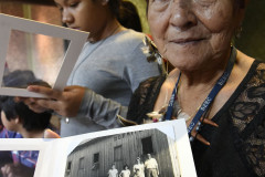 Maria Rosa Brasil Tiguá se reconheceu em uma foto feita por Kozák entre 1955-1956. Na foto, ela é a segunda criança, da esquerda para direita.