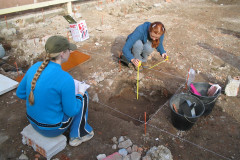 Pesquisadoras documentando materiais evidenciados nas quadras