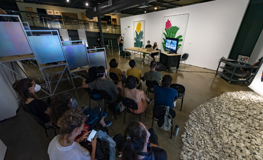 Mesa-redonda "Nessa terra, em se plantando, tudo dá: diálogos sobre arte, natureza e colonização"