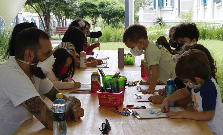 Oficina "Polinizando relações: abelhas e jardins" | Programa Público "Se enfiasse os pés na terra: relações entre humanos e plantas"