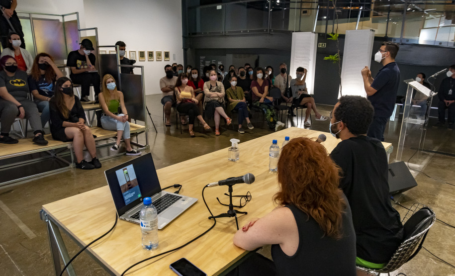 Mesa-redonda "Nessa terra, em se plantando, tudo dá: diálogos sobre arte, natureza e colonização"
