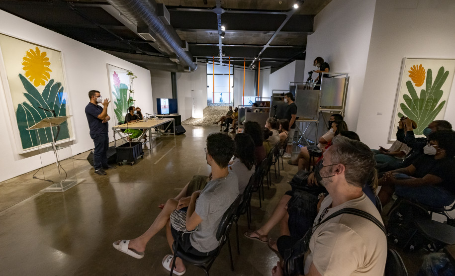 Mesa-redonda "Nessa terra, em se plantando, tudo dá: diálogos sobre arte, natureza e colonização"