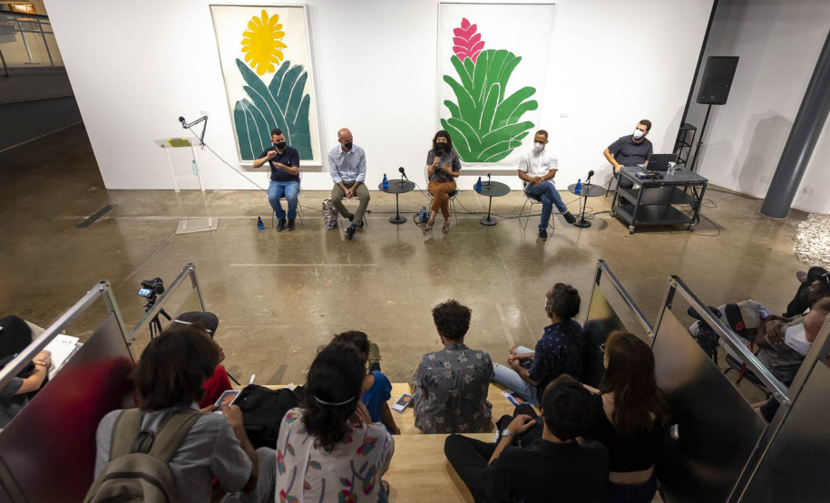 Noite das Ideias 2022: Re-construir Juntos | Programa Público "Se enfiasse os pés na terra: relações entre humanos e plantas"