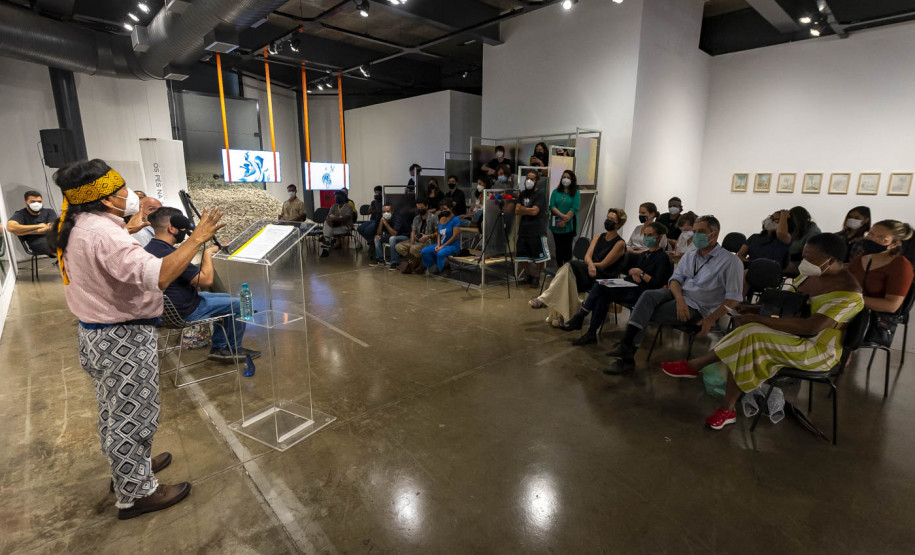 Noite das Ideias 2022: Re-construir Juntos | Programa Público "Se enfiasse os pés na terra: relações entre humanos e plantas"