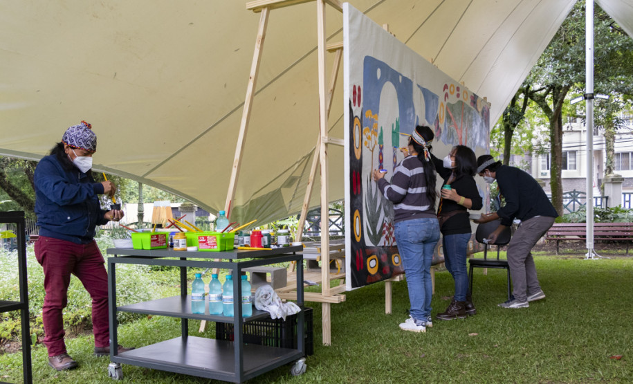 Pintura do Coletivo MAHKU | Programa Público "Se enfiasse os pés na terra: relações entre humanos e plantas"