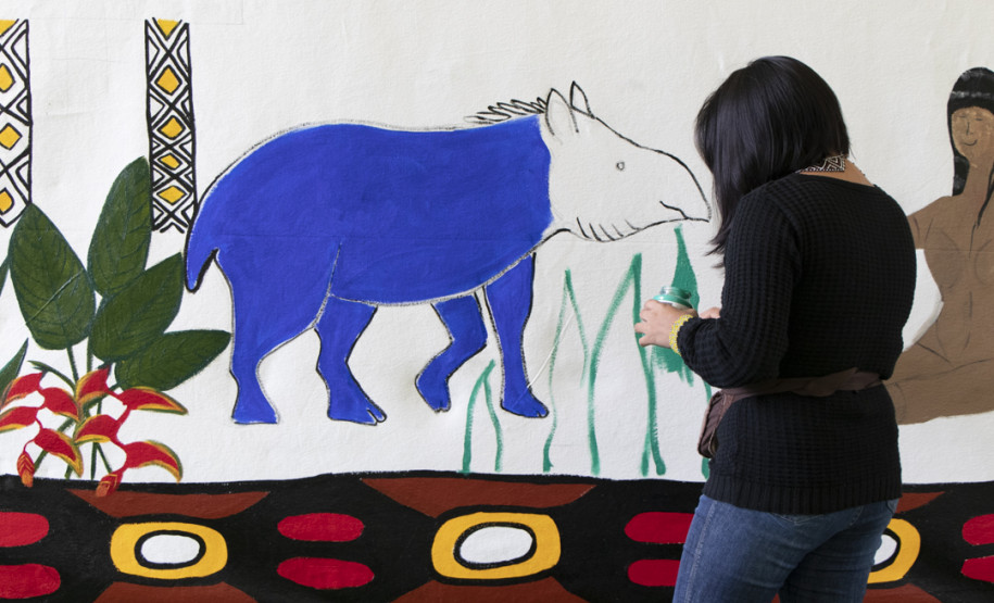 Pintura do Coletivo MAHKU | Programa Público "Se enfiasse os pés na terra: relações entre humanos e plantas"