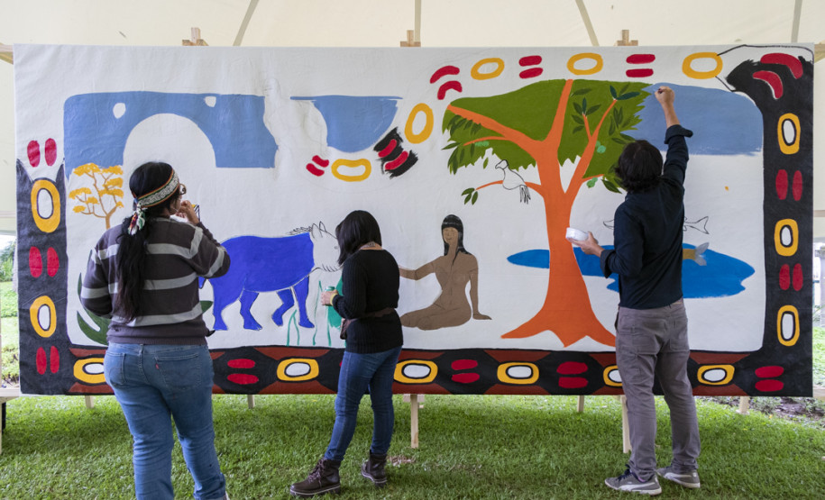 Pintura do Coletivo MAHKU | Programa Público "Se enfiasse os pés na terra: relações entre humanos e plantas"