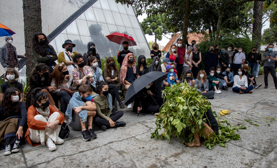 Performance POLVO com Bia Figueiredo