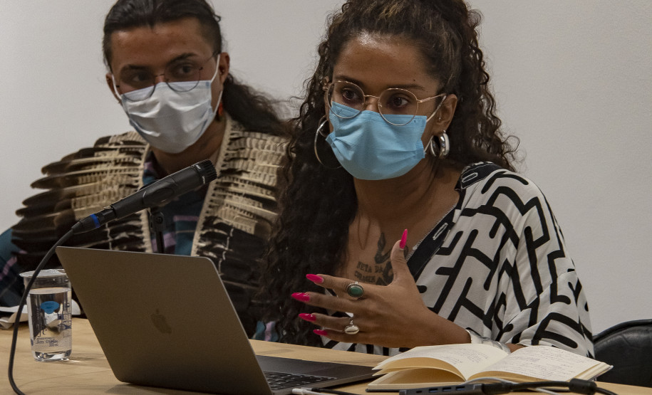 Roda de conversa "Simbioses: arte, ecologias e políticas na cidade floresta" com a artista indígena Uýra e a cineasta e artista visual Keila Sankofa