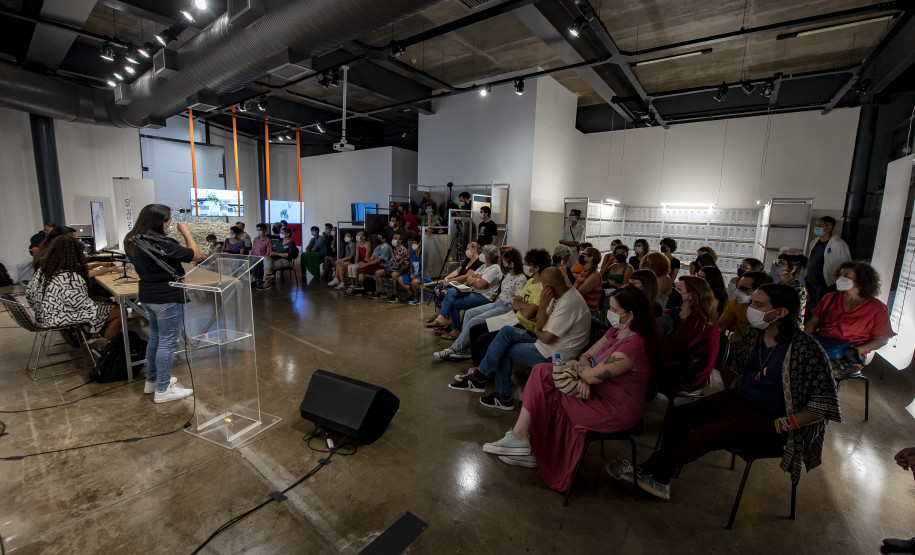 Roda de conversa "Simbioses: arte, ecologias e políticas na cidade floresta" com a artista indígena Uýra e a cineasta e artista visual Keila Sankofa
