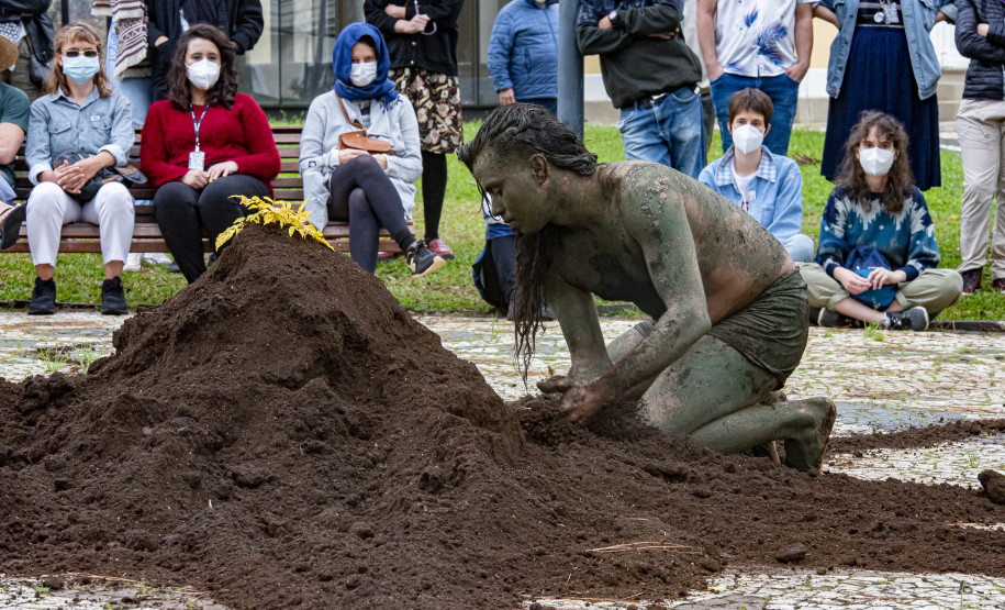 Performance "Ponto Final, Ponto Seguido" da artista indígena Uýra