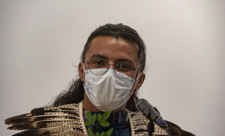 Roda de conversa "Simbioses: arte, ecologias e políticas na cidade floresta" com a artista indígena Uýra e a cineasta e artista visual Keila Sankofa