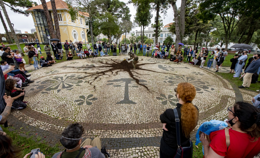 Performance "Ponto Final, Ponto Seguido" da artista indígena Uýra