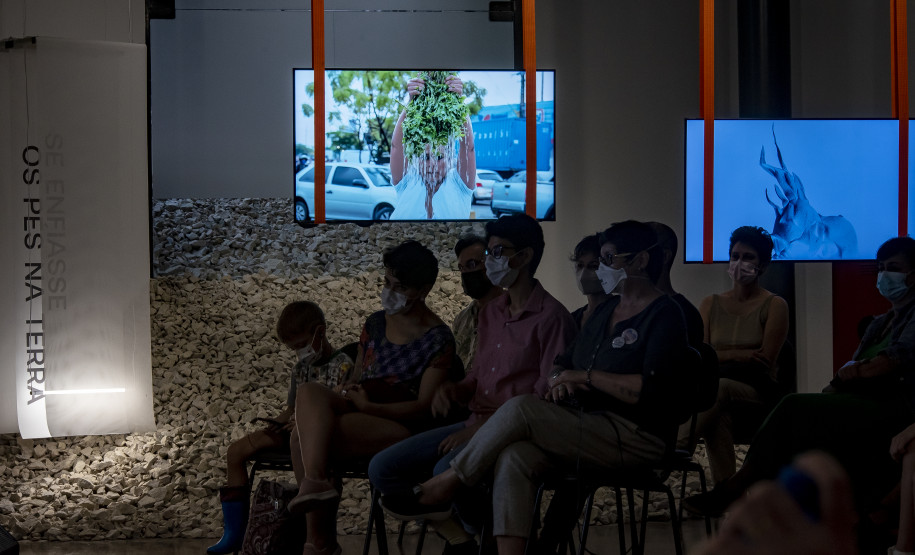 Roda de conversa "Simbioses: arte, ecologias e políticas na cidade floresta" com a artista indígena Uýra e a cineasta e artista visual Keila Sankofa