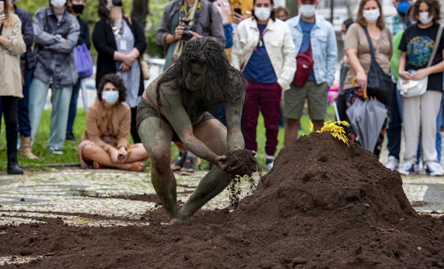 Performance "Ponto Final, Ponto Seguido" da artista indígena Uýra