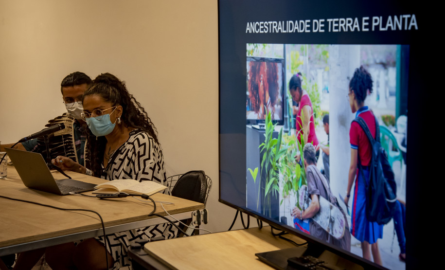 Roda de conversa "Simbioses: arte, ecologias e políticas na cidade floresta" com a artista indígena Uýra e a cineasta e artista visual Keila Sankofa