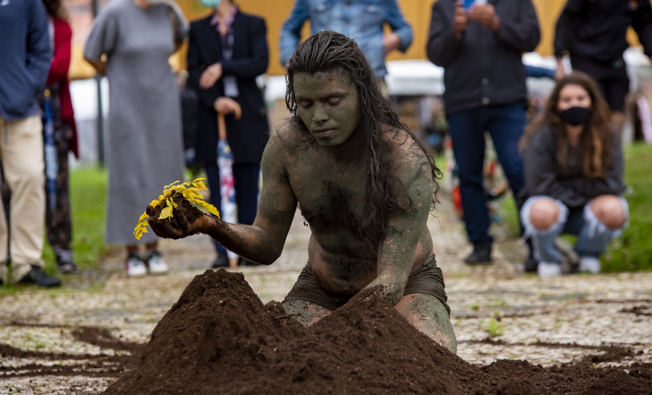Performance "Ponto Final, Ponto Seguido" da artista indígena Uýra