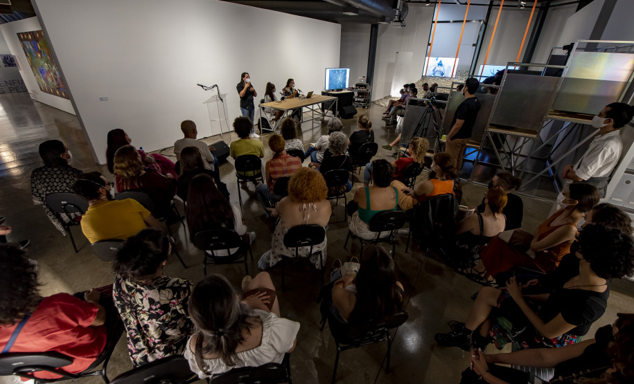 Roda de conversa "Simbioses: arte, ecologias e políticas na cidade floresta" com a artista indígena Uýra e a cineasta e artista visual Keila Sankofa